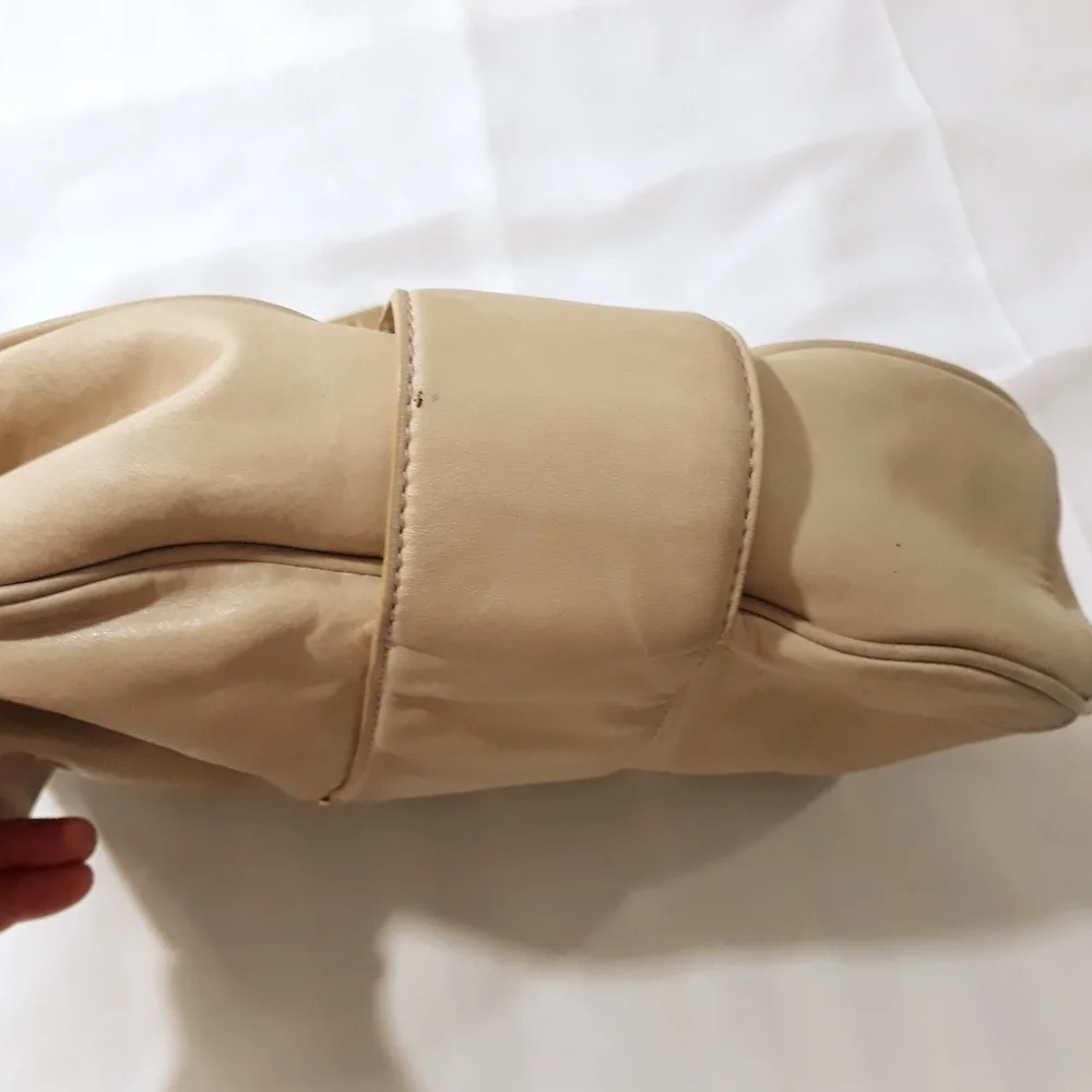 Vintage Banana Republic Cow Leather Bag Cream Women's Shoulder Bag Snap Closure